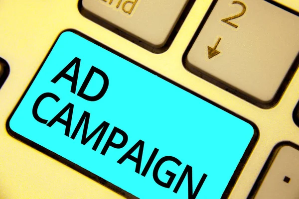 Sinal Texto Mostrando Campanha Anúncios Promoção Foto Conceitual Produto Serviço — Fotografia de Stock