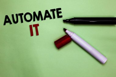 İşlemi otomatikleştirmek onu kavramsal fotoğraf gösterilen metin işaret dönüştürmek veya tesis için otomatik donatımın kompleksleri işletilmektedir. Arka plan açık işaretler ilham iletişim fikirleri iletileri yeşil