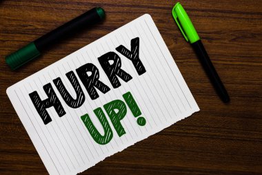 Kavramsal el acele kadar gösterilen yazma. İş fotoğraf metni taşımak için devam veya en güzel fikirler iletişim hızı defter kağıt işaretleri ahşap arka plan, acele ile hareket