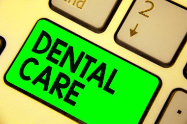 Kavramsal el diş bakım gösterilen yazma. Bakım sağlıklı diş veya yansıma belge bilgisayar temiz gelecek klavye yeşil anahtar bilgisayar için tutmak için vitrine iş fotoğraf