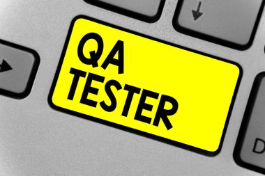 Qa Tester olarak gösterilen Not yazma. Kalite güvencesi yansıma belge bilgisayar uygulama klavye sarı anahtar niyeti bilgisayar önce üzerinde gidiş projesinin vitrine iş fotoğraf