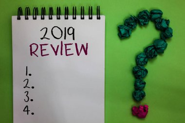 2019 İnceleme gösterilen metin işareti. Kavramsal fotoğraf önemli olaylar veya önceki yıl açık defter buruşuk gazetelere soru işareti yeşil arka plan oluşturan eylemleri görmek