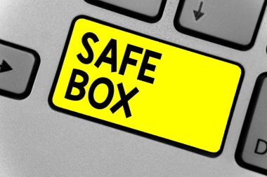 Kasa gösterilen Not yazma. Burada önemli sende kalabilir veya değerli şeyler sarı anahtar niyeti bilgisayar bilgi işlem yansıma belge klavye küçük bir yapı sergileyen iş fotoğraf