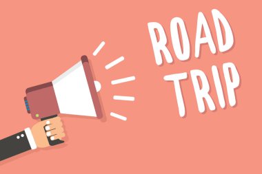 Road Trip gösterilen metin işareti. Kavramsal fotoğraf gezici etrafında Yerler kesin veya tam hedef konum adam yok megafon hoparlör pembe arka plan mesajı yüksek sesle konuşan holding