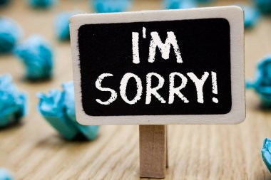 I 'm Sorry gösterilen metin işareti. Unintensionaly zarar buruşuk Blackboard kağıtları birkaç deneme hata değil sizden af birine kavramsal fotoğraf ahşap zemin memnun