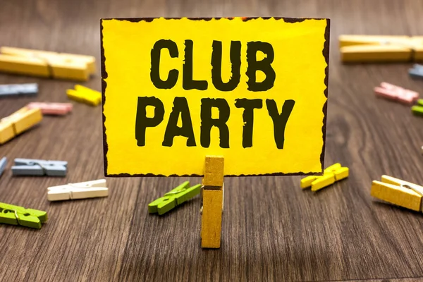 显示俱乐部聚会的文本符号 概念照片社交聚会在一个地方是非正式的 可以有饮料 Clothespin 持有黄色纸注意几 Clothespins 木地板 — 图库照片