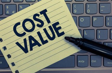 Kavramsal el maliyet değeri gösterilen yazma. Tutarı için bir öğe satın ödenen veya bir kişi defter kağıt klavye ilham bilgisayar siyah marker işe o genellikle vitrine iş fotoğraf