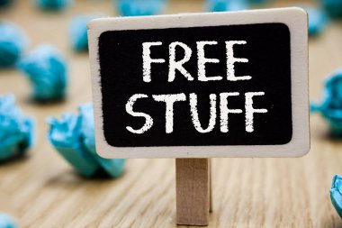 Free Stuff gösterilen metin işareti. Kavramsal fotoğraf kağıtları birkaç deneme hata değil sahip olabileceğiniz herhangi bir şey Blackboard ödenen ediliyor değil bir mağazada buruşuk ahşap zemin memnun