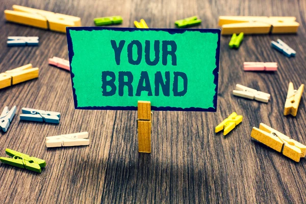 텍스트 당신의 브랜드입니다 Clothespins 노트를 상표로 영향을 종류의 이름에 비즈니스 — 스톡 사진