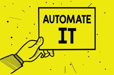 Word metin otomatikleştirmek onu iş kavramı dönüştürme işlemi veya otomatik ekipman ameliyat olmak için tesis için yazma. Sarı arka plan bilgilerini iletme adam el holding kağıt noktalı