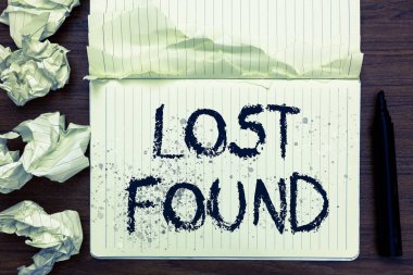 Metin yazma Word Lost buldum. İş kavramı sahibi açık defter sayfasına alabilir ve kalan şeyler için sayfaları yırtık kağıtları birkaç çalışır hata buruşuk.