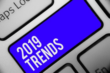 2019 Trendler gösterilen Not yazma. Mavi anahtar niyeti bilgisayar bilgi işlem yansıma belge geçerli yıldaki kısa süre için ünlü iş fotoğraf vitrine şeyler klavye