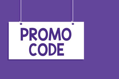Kavramsal el promosyon kodu gösterilen yazma. Sana iyi indirim belirli ürün asılı kurulu mesajı açık yakın işaret mor zemin üzerine yapmak dijital numaraları vitrine iş fotoğraf
