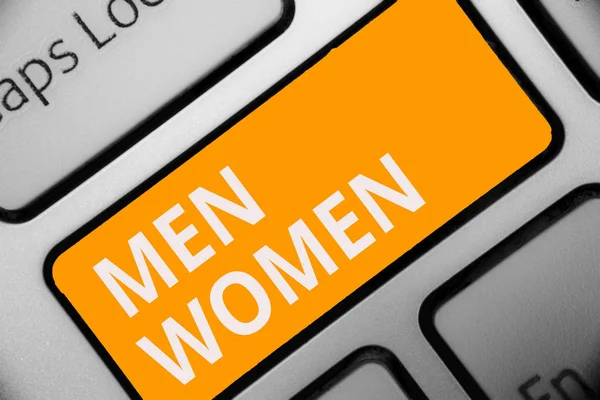 男性が女性を示すメモを書きます 男の子か女の子で状態を展示ビジネス写真成熟した大人オレンジ キーボード キー意図コンピューター計算反射ドキュメントをあることが判明します — ストック写真
