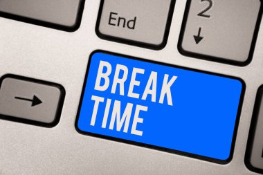 Break zaman gösterilen metin işareti. Yansıma belge bilgisayar yaratmak kavramsal fotoğraf süre dinlenme ya da işin belirli iş sonra klavye mavi anahtar niyeti rekreasyon