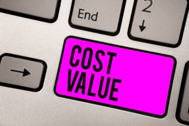 Maliyet değeri gösteren metin işareti. Kavramsal fotoğraf tutar o genellikle satın bir madde için ödenen veya bir kişi mor klavye tuşu işe niyet oluşturmak yansıma belge bilgisayar.