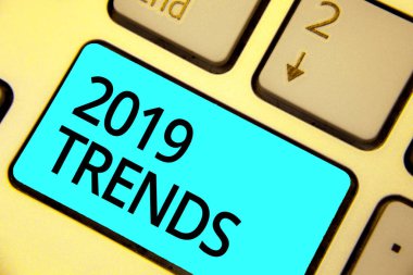 2019 Trendler gösterilen metin işareti. Yansıma belge bilgisayar kısa bir süre içinde geçerli yıl klavye mavi anahtar niyet için ünlüdür kavramsal fotoğraf şeyler yaratmak
