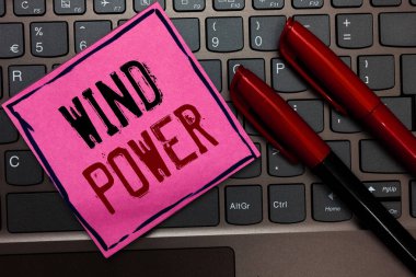 Rüzgar enerjisi gösterilen Not yazma. Hava flowto iş fotoğraf vitrine kullanımını sağlamak mekanik güç jeneratörleri pembe çevirmek için kağıt klavye ilham iletişim fikirler mesajlar kırmızı işaretleri