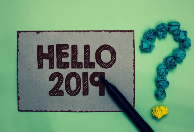 Word metin yazma Merhaba 2019. Kağıtları soru işareti yeşil arka plan oluşturan iş kavramı için önümüzdeki yılbaşı gri kağıt işaretleyici olmasını Hoping bir büyüklük için buruşuk