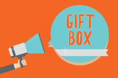 Kavramsal el hediye kutusu açık yazma. İş fotoğraf işleme yeteneğine sahip tasarımları ile küçük bir cointainer vitrine megafon mavi konuşma balonu turuncu arka planda tutan adam sunar