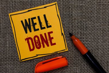 Aferin gösteren yazılı kavramsal el. Peform özenle ve doğru beceri ve verimli bir şekilde turuncu kağıt Marker iletişim fikirleri Jüt arka plan ile vitrine iş fotoğraf