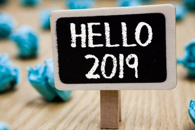Merhaba 2019 gösterilen metin işareti. Ahşap zemin kavramsal fotoğraf birkaç çalışır hata bir büyüklük önümüzdeki yılbaşı için Blackboard buruşuk kağıtlar olmasını umut değil memnun