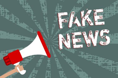 Word metin yazma sahte haber. Bu insanlara bilgi vermek için iş kavramı medya önemli mesajlar megafon hoparlör grunge gri ışınları tutan adam tarafından doğru değil