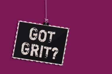Word metin Grit Got soru yazma. İş kavramı için istenen hedef asılı blackboard ileti iletişim bilgi işareti mor arka plan doğrultusunda azim ile madeni eşya
