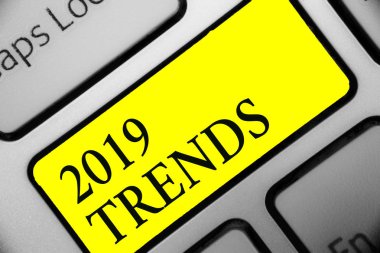 Kavramsal el 2019 Trendler gösterilen yazma. İş için kısa bir süre içinde yansıma belge geçerli yıl klavye sarı anahtar bilgisayar ünlüdür vitrine şeyler fotoğraf