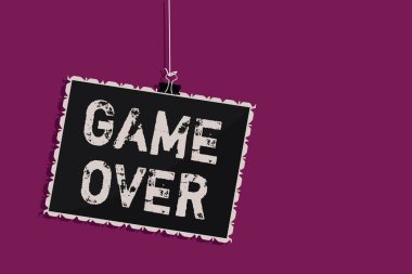 Word yazı metni oyun bitti. İş kavramı bir durumda onun finale veya bitiş asılı blackboard ileti iletişim bilgi işareti mor arka plan ulaşmak belirli bir spor için