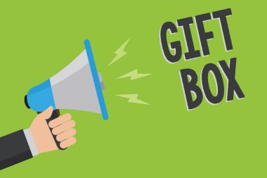 Hediye kutusu gösterilen Not yazma. İş fotoğraf işleme yeteneğine sahip tasarımları ile küçük bir cointainer vitrine megafon hoparlör yeşil renkli mesaj konuşan tutan adam sunar