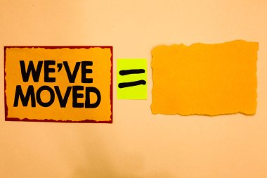 Weve gösterilen Not yazma taşındı. İş fotoğraf yerden hatırlamak başka bir aynı veya farklı ülke turuncu kağıt notları anımsatıcıları eşittir işareti önemli mesajlar vitrine yaşayacak