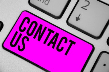 Bize ulaşın gösterilen metin işareti. Kavramsal fotoğraf grup kişinin Telekom mor klavye tuşu niyeti bu işleme müşteri hizmetiyle bilgisayar bilgi işlem yansıma belge oluşturmak