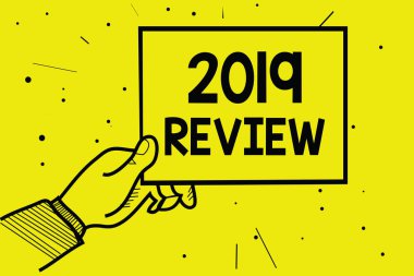 Word yazı metni 2019 gözden geçirin. Önemli olaylar ve önceki yıl adam el holding kağıt bilgi iletişim yapılan eylemler görmek için iş kavramı sarı arka plan noktalı