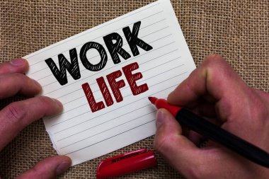 Çalışma hayatı gösterilen Not yazma. Ern para kişinin kendi elini tutun beyaz sembolik mektup Jüt çuval arka plan ile kağıt ihtiyaçlarını sürdürebilmek için her gün bir göreve vitrine iş fotoğraf