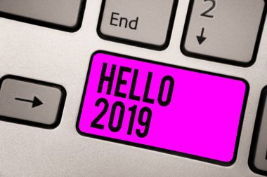 Merhaba 2019 gösterilen metin işareti. Kavramsal fotoğraf Hoping bir büyüklük klavye mor anahtar niyet önümüzdeki yılbaşı için olmasını bilgisayar bilgi işlem yansıma belge oluşturma