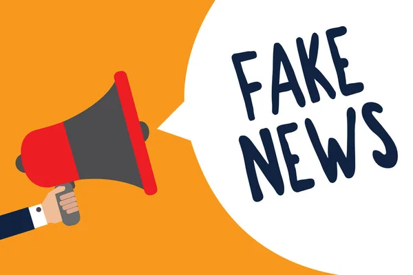 Σύνταξη Σημείωσης Δείχνει Fake News Επαγγελματίες Φωτογραφία Προβάλλοντας Δίνοντας Πληροφορίες — Φωτογραφία Αρχείου