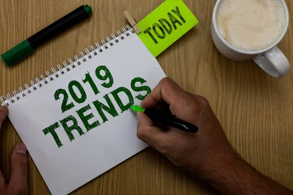 Escritura Manual Conceptual Que Muestra Las Tendencias 2019 Foto Negocios — Foto de Stock