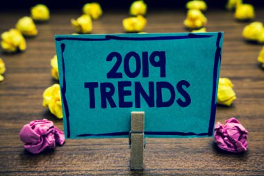 2019 Trendler gösterilen metin işareti. Geçerli yıl Clothespin holding mavi kağıt kısa süre için ünlüdür kavramsal fotoğraf şeyler buruşuk kağıtlar birkaç denemeden hatalar unutmayın.