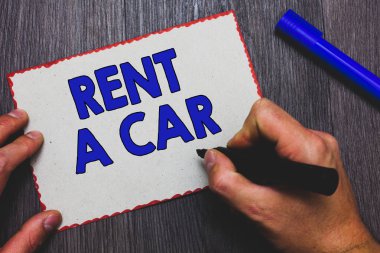 Rent A Car gösterilen Not yazma. Ay marker kağıt kırmızı kenarlıklar hızlı fikirler ahşap arka plan holding adam bir gün geçici araç kullanımı için ödeme vitrine iş fotoğraf