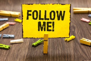 İzleyin beni kavramsal fotoğraf gösterilen metin işareti tercih liderliğin itaat bir kişiye veya gruba davet Clothespin sarı kağıt tutan birkaç clothespins ahşap zemin unutmayın