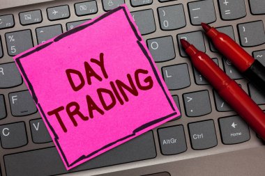 Gün ticaret gösterilen metin işareti. Özellikle alış ve satış finansal araçlar pembe kağıt klavye ilham kavramsal fotoğraf Menkul Kıymetler fikirler mesajlar kırmızı işaretleri iletişim