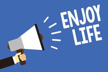 Zevk almak hayat yazma el yazısı metin. Herhangi bir şey, yer, gıda veya rahatlamana yapan kişi, anlam kavramı ve mutlu adam tutarak hoparlör mavi arka plan mesajı yüksek sesle konuşan megafon