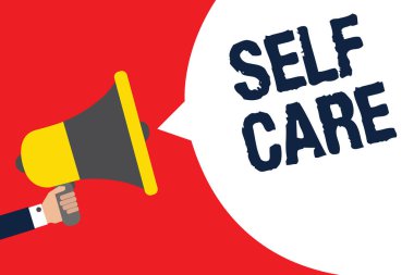 Kendine iyi bak gösterilen metin işareti. Kavramsal fotoğraf vermek konfor vücudunuza profesyonel danışman adam olmadan megafon hoparlör konuşma balonu mesajı yüksek sesle konuşan holding