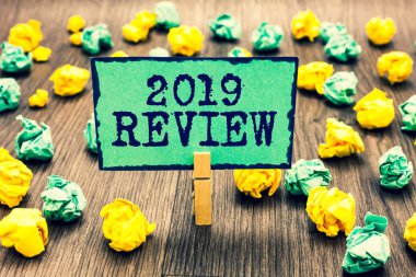 2019 İnceleme gösterilen metin işareti. Kavramsal fotoğraf önemli olaylar ve önceki yıl yeşil Not buruşuk kağıt kağıtları birkaç tutan Clothespin yapılan eylemler görmek hata çalışır