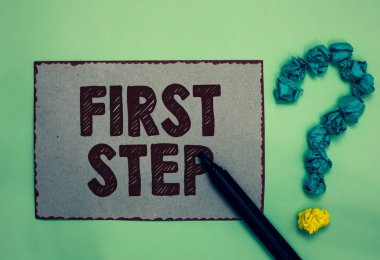 Word yazı metni ilk adım. Kağıtları soru işareti yeşil arka plan oluşturan iş kavramı Pertaining için belirli bir işlem veya başlangıç gri kağıt marker başlangıcı için buruşuk