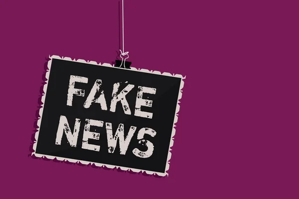 Word Tekst Intoetsen Fake Nieuws Bedrijfsconcept Voor Het Geven Van — Stockfoto