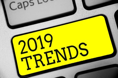 2019 Trendler gösterilen metin işareti. Yansıma belge bilgisayar kısa bir süre içinde geçerli yıl klavye sarı anahtar niyet için ünlüdür kavramsal fotoğraf şeyler yaratmak