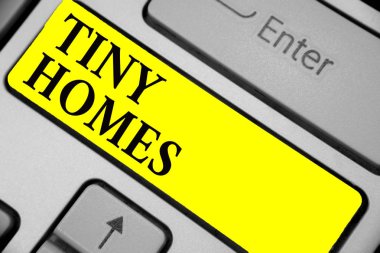 Tiny evleri gösterilen Not yazma. Sadece bir oda ya da iki iş fotoğraf vitrine evleri içeren ve küçük giriş ucuz klavye sarı anahtar niyeti bilgisayar bilgi işlem yansıma belge