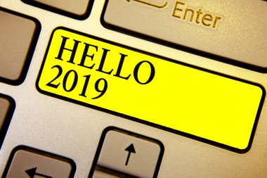 El yazısı metin Merhaba 2019. Önümüzdeki yıllar için olmasını bir büyüklük klavye sarı anahtar niyeti umuduyla anlam kavramı yansıma belge bilgisayar oluşturmak